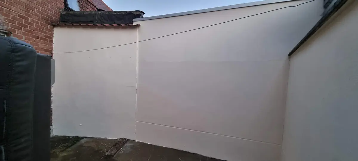 Pas geschilderde buitenmuur