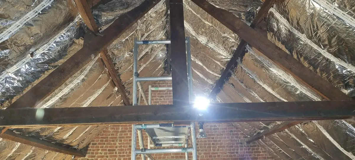 Afwerking en isolatie van een hellend dak