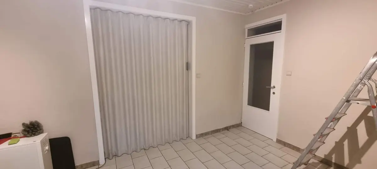 Licht geschilderde kamer na een verzorgde afwerking