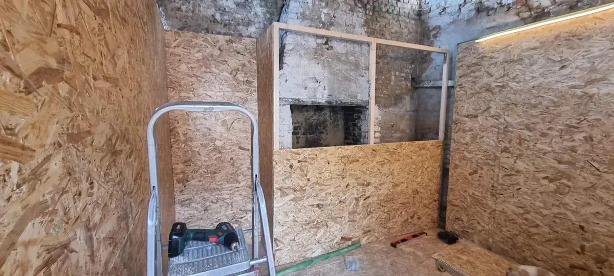 Timmerwerk met houten plaatmateriaal in opbouw