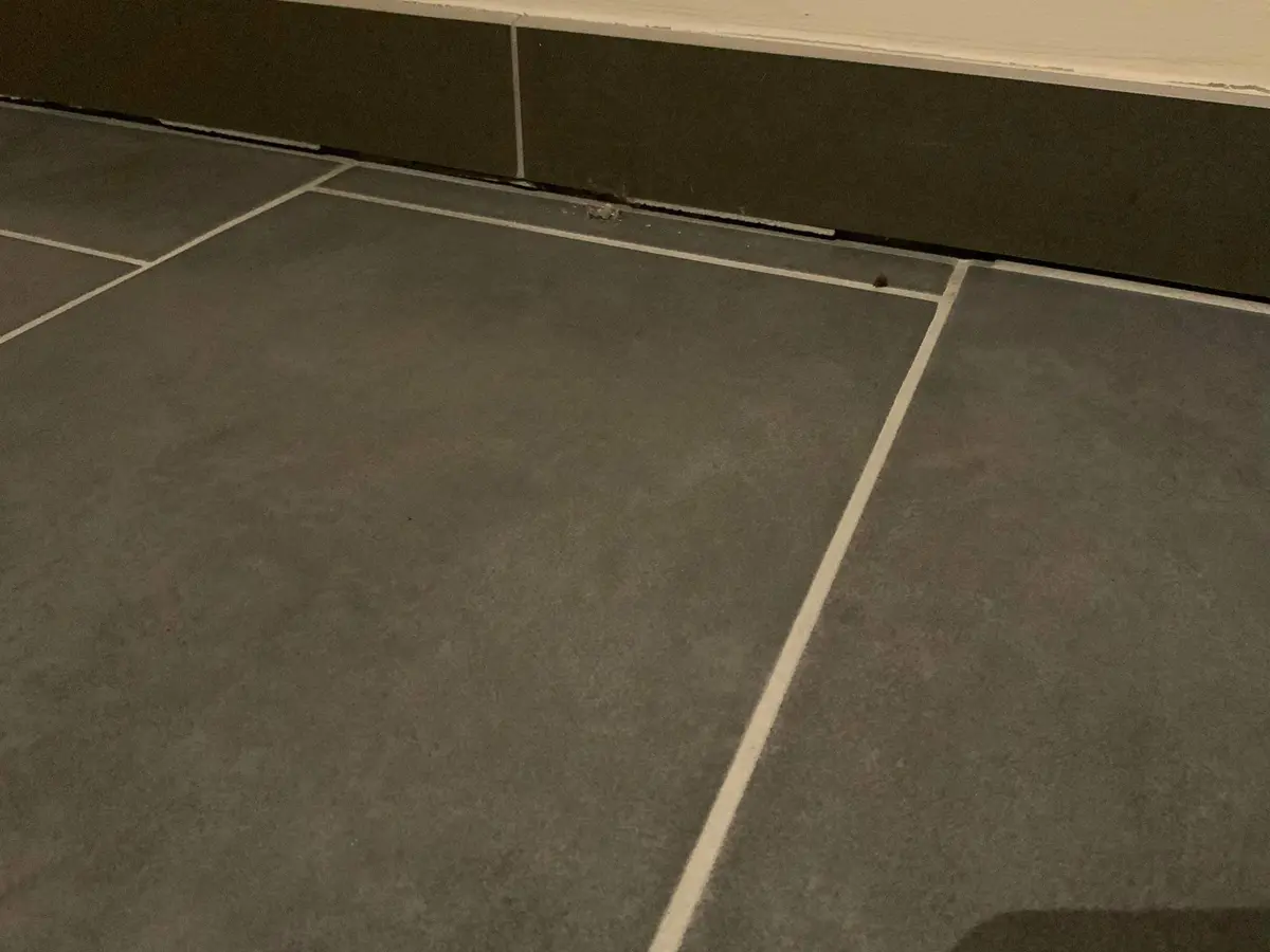 Nauwkeurig afgewerkte donkere vloer