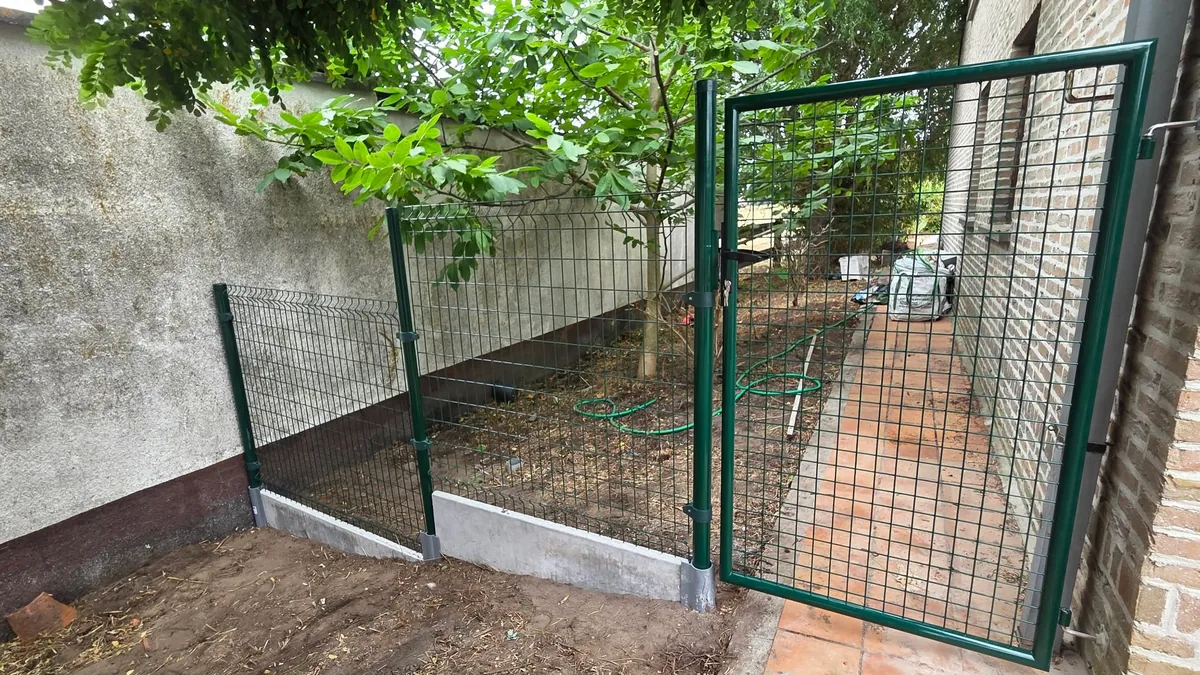 Geplaatste omheining met tuinpoort