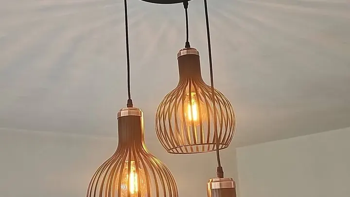 Decoratieve hanglamp met drie lichtpunten gemonteerd